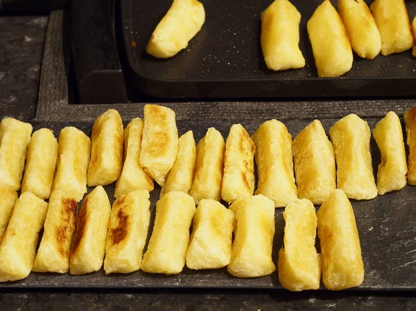 Fried yucca içinde bir tepsi