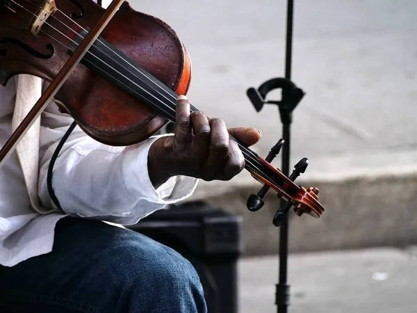 Homem tocando violino — Fotografia de Stock