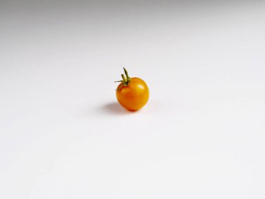 Beyaz arka planda kiraz domatesleri 