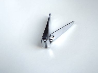 beyaz zemin üzerinde tırnak makası