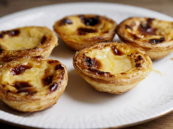 Custard tarts in a plate with some softfocus — Stock Photo, Image