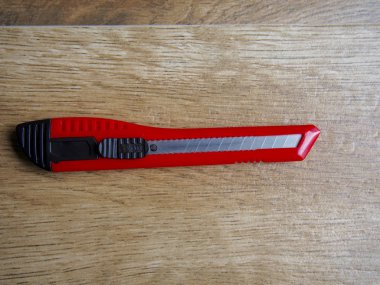 Ahşap arka plan üzerinde kesici