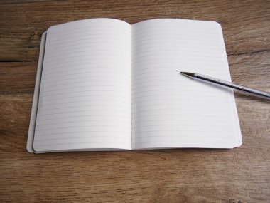 ahşap zemin üzerinde Not defterini açın