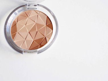 Beyaz arka plan üzerinde kompakt tozlar