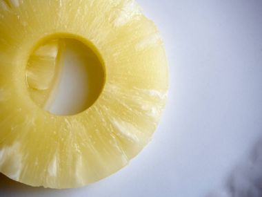 Beyaz arka planda dilimlenmiş ananas