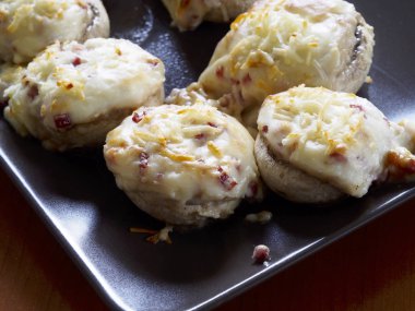 Jambon ve peynir ile doldurulmuş mantar