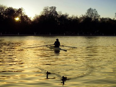 Adam bir gölde Kano