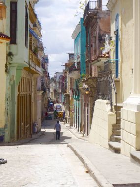Havana, Küba'da - 20 Nisan 2016 renkli sokak eski Havana'nın
