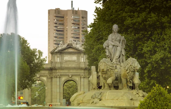 Fontana di Cibeles e porta Alcala a Madrid — Foto Stock