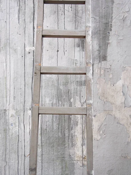 Scala di legno vecchia su una parete — Foto Stock