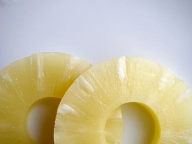 Beyaz arka planda dilimlenmiş ananas