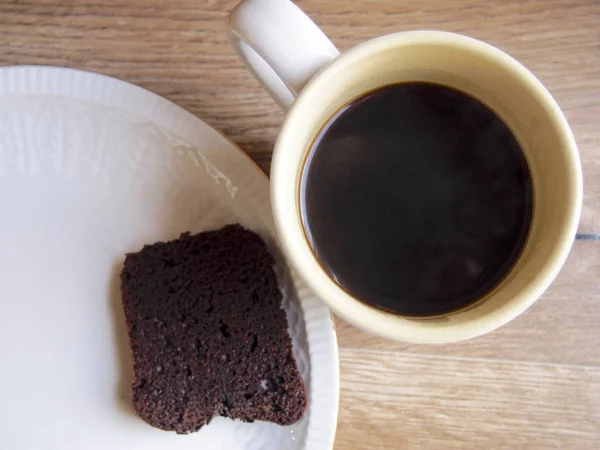 ブラック コーヒーとチョコレート ケーキのスライス — ストック写真