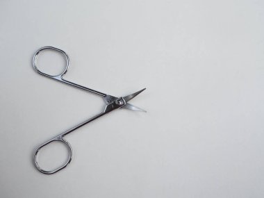 beyaz zemin üzerinde tırnak makası