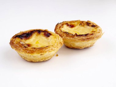 Beyaz zemin üzerine kremalı tart