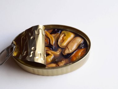 Beyaz arka plan üzerinde konserve doğal midye