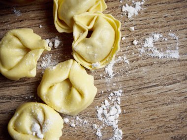 Ahşap arka plan üzerinde tortellini