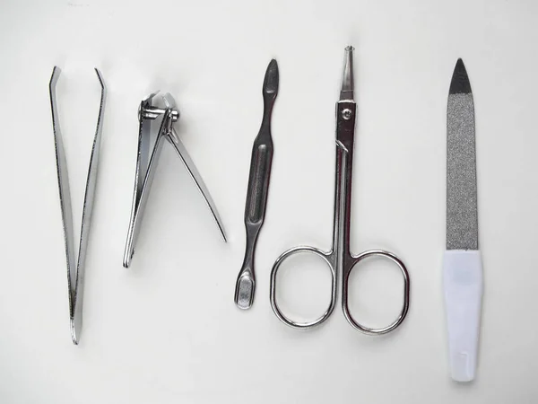 Arquivo de unhas, removedor de cutículas, tesoura, prego cortador e pinças — Fotografia de Stock