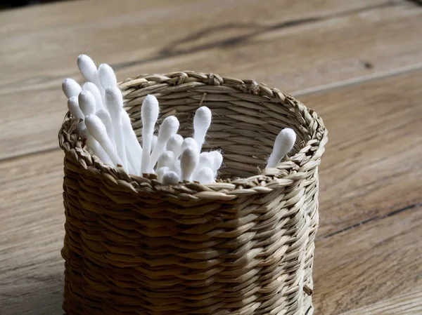 Brotes de algodón en canasta de mimbre sobre fondo de madera — Foto de Stock