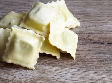 ahşap arka plan üzerinde mantı