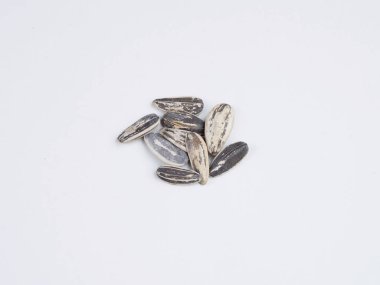 Beyaz arkaplanda ayçiçeği tohumları