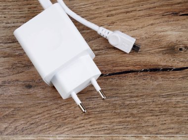 Ahşap arka plan üzerinde mobil şarj cihazı