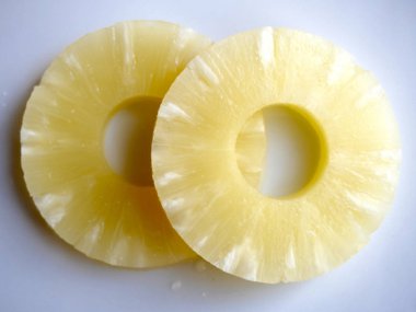 Beyaz arka planda dilimlenmiş ananas