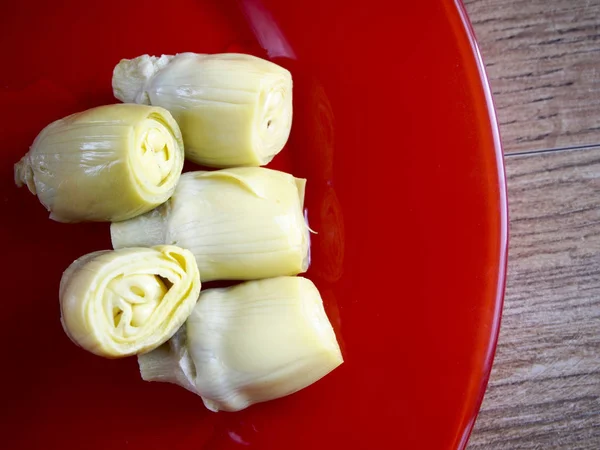 Bir kırmızı plaka enginar kalplerini