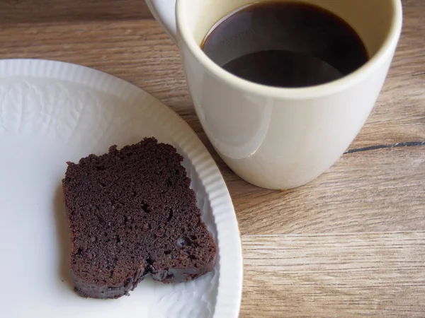 Ciasto czekoladowe z filiżanki czarnej kawy w plasterkach — Zdjęcie stockowe