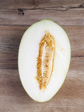 Ahşap zemin üzerine yeşil kavun