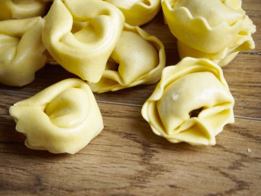 Ahşap arka plan üzerinde tortellini