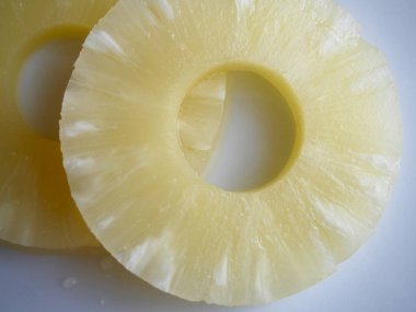 Beyaz arka planda dilimlenmiş ananas