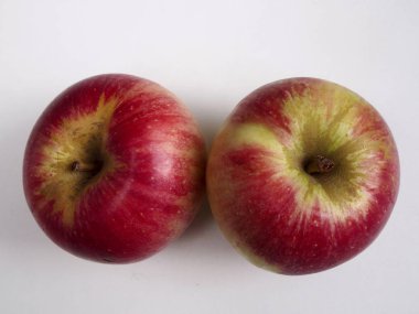 İki izole akane elma