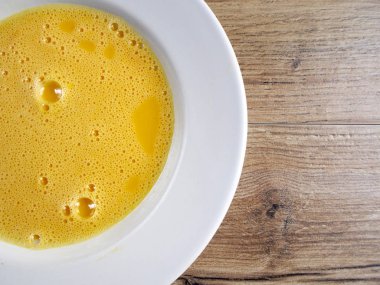 Eski plaka ahşap arka plan üzerine dövülmüş yumurta