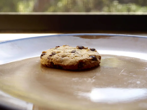 皿の上の 1 つのクッキー — ストック写真