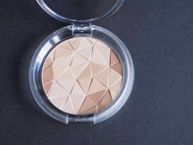 Siyah arka plan üzerine kompakt tozlar 