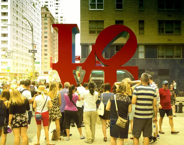 Nueva York, Estados Unidos - 8 de julio de 2106 - Turistas tomando fotos para amar la cultura en Nueva York —  Fotos de Stock