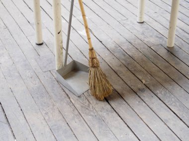 Süpürge ve faraş eski ahşap zemin üzerinde