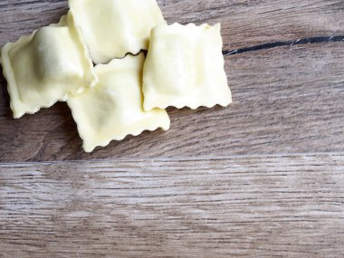 ahşap arka plan üzerinde mantı