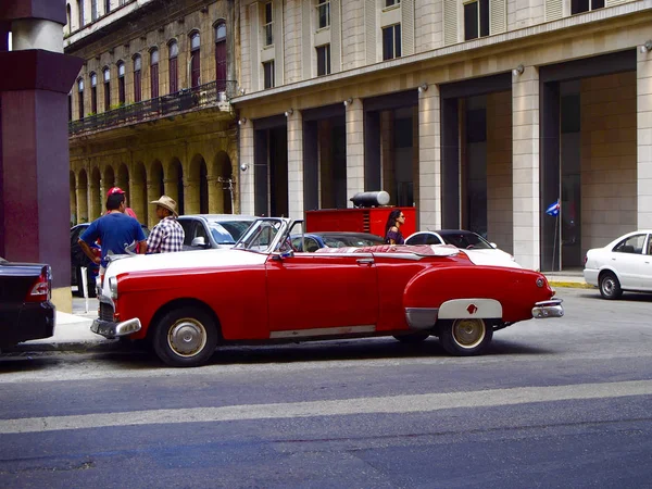 Havana, Küba'da - 20 Nisan 2016 - güzel eski model araba Havana'nın bir sokakta — Stok fotoğraf