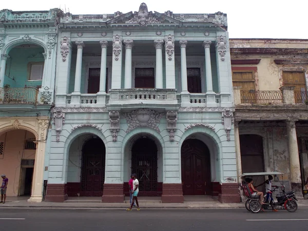Havana, Cuba - 2 de maio de 2016 - Edifício colonial em Havana — Fotografia de Stock