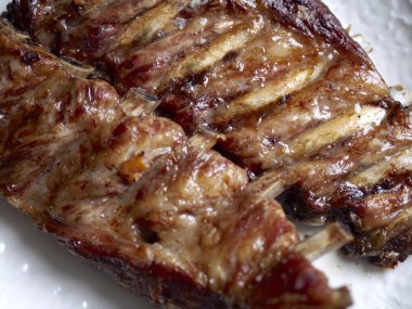 Kavrulmuş dilimlenmiş Barbekü kaburga domuz