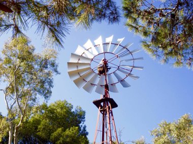 Bir parkta eski yel değirmeni