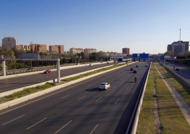 Güneşli bir gün otoyolunun