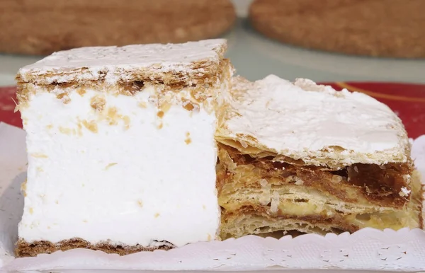 Millefeuille taarten in een bord — Stockfoto