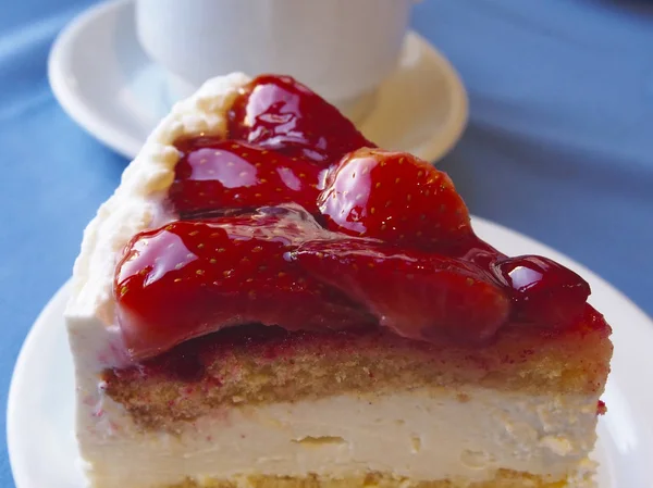 파란색 배경에 커피와 딸기 케이크 — 스톡 사진