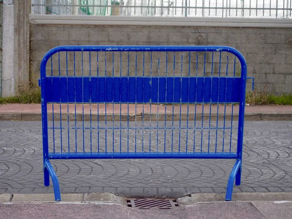 Sokakta taşınabilir çit