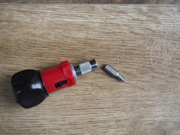 Ahşap arka plan üzerinde küçük tornavida