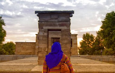 Madrid'da Debod Tapınağı'nda arayan kadın