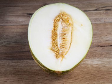 Ahşap zemin üzerine yeşil kavun