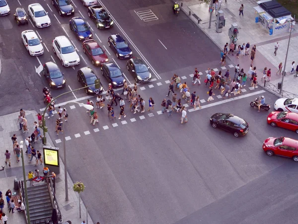 Madrid, Spanien 3 september, 2017 personer som korsar gatan — Stockfoto